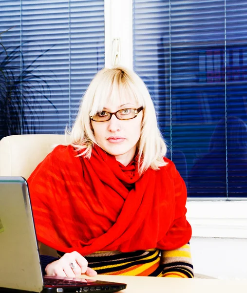 Jovem mulher de negócios usando laptop na mesa de trabalho — Fotografia de Stock