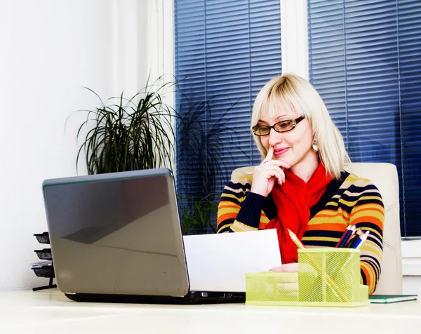 Jovem mulher de negócios usando laptop na mesa de trabalho — Fotografia de Stock