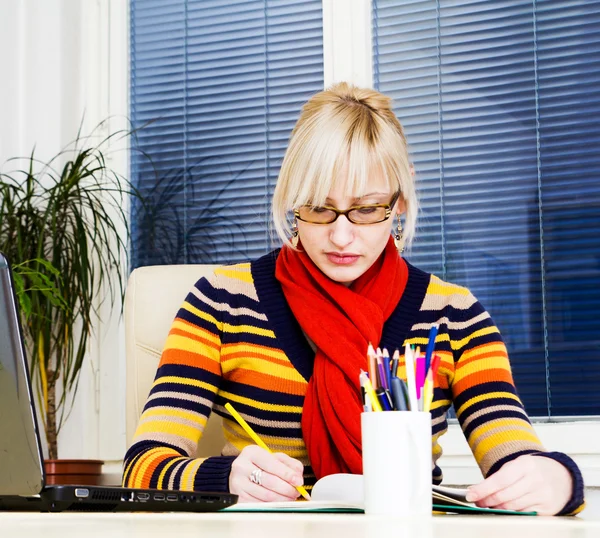 Jovem mulher de negócios usando laptop na mesa de trabalho — Fotografia de Stock