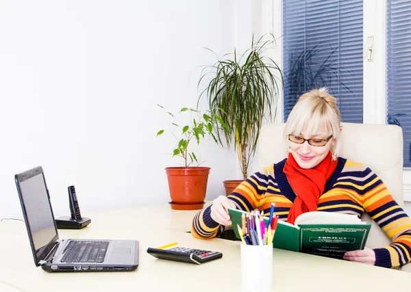 Młody biznes kobieta korzysta z laptopa na biurko — Zdjęcie stockowe