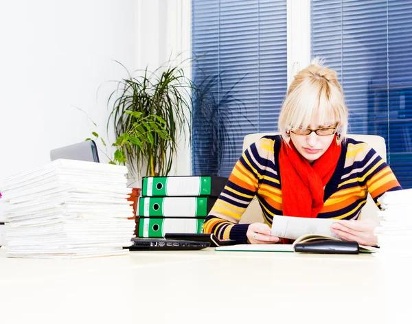 Ung affärskvinna med laptop på skrivbord — Stockfoto