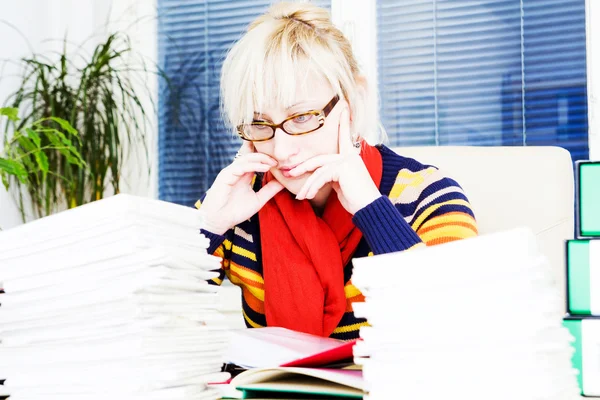 Drukke zakenman vrouw die werkt in haar kantoor — Stockfoto