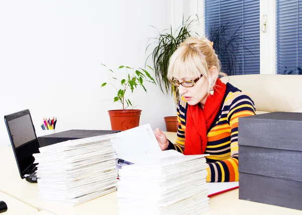 iş yerinde çalışan meşgul iş kadın