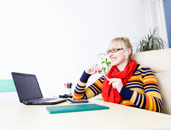 Geschäftige Geschäftsfrau, die in ihrem Büro arbeitet — Stockfoto