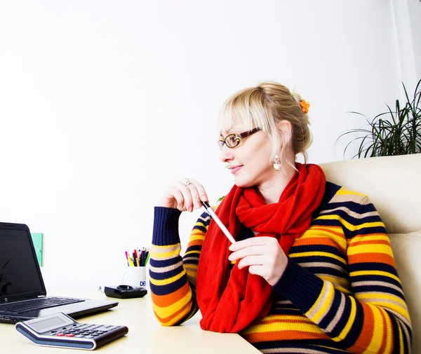 Jovem mulher de negócios usando laptop na mesa de trabalho — Fotografia de Stock