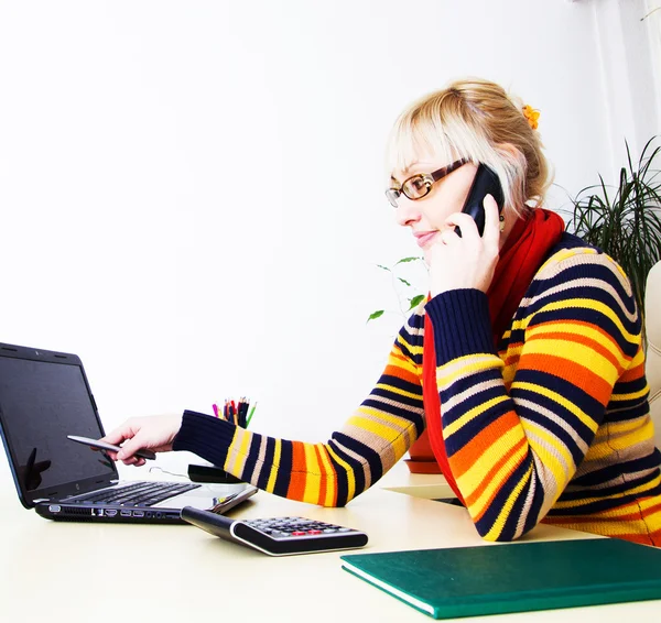 Jeune femme d'affaires parlant sur téléphone portable tout en utilisant lapto — Photo