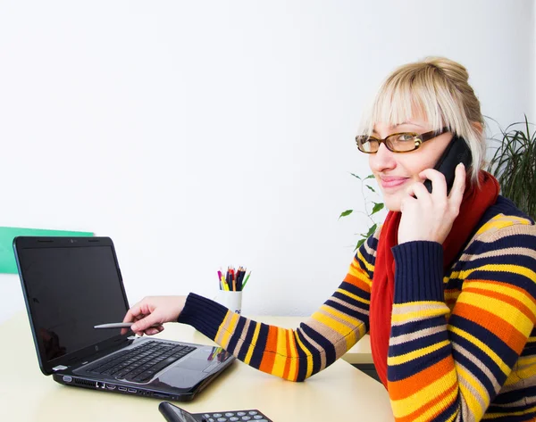 Jeune femme d'affaires parlant sur téléphone portable tout en utilisant lapto — Photo