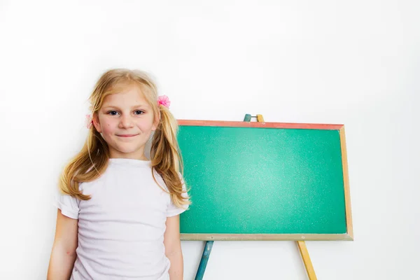 Felice studentessa posa davanti alla lavagna — Foto Stock