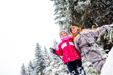 iki küçük kız snowy orman