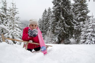 küçük kız spenting güzel vakit snowy orman