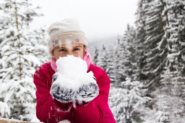küçük kız spenting güzel vakit snowy orman