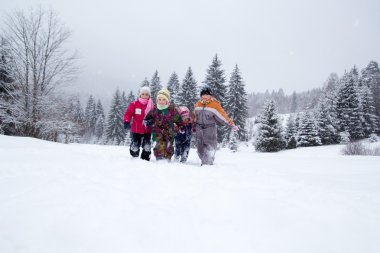 çocuklar kışın karda
