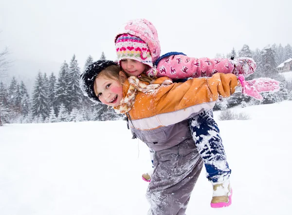 Deux petites filles jouant sur la neige — Photo