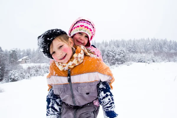 Duas meninas brincando na neve — Fotografia de Stock