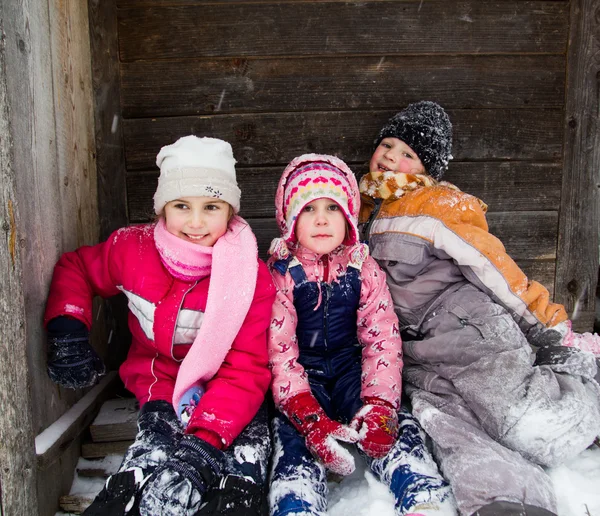 De gelukkige kinderen in de sneeuw — Stockfoto