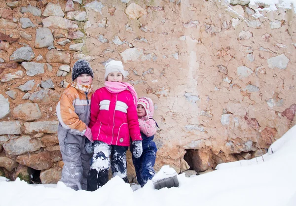Crianças na neve no inverno — Fotografia de Stock