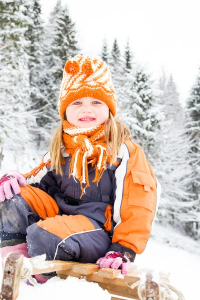 小女孩坐在雪橇上 — 图库照片