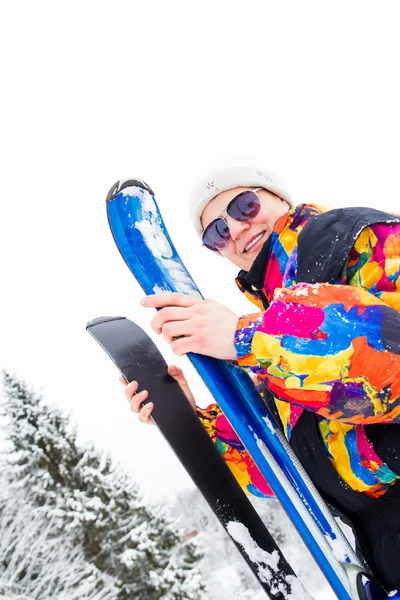 Mujer joven sosteniendo esquís —  Fotos de Stock