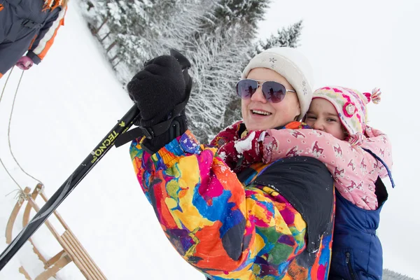 Jonge moeder een wintertijd doorbrengen met zijn kleine dochter — Stockfoto