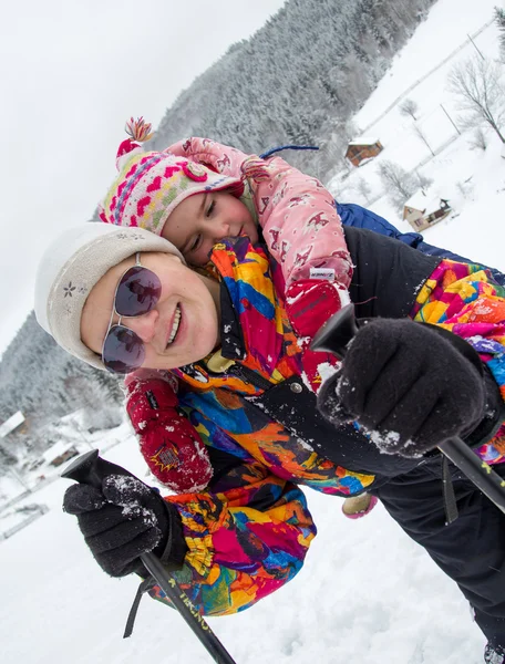 Jonge moeder een wintertijd doorbrengen met zijn kleine dochter — Stockfoto