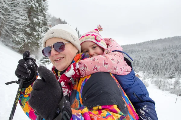 Young mother spending a winter time with his little doughter — Stock Photo, Image