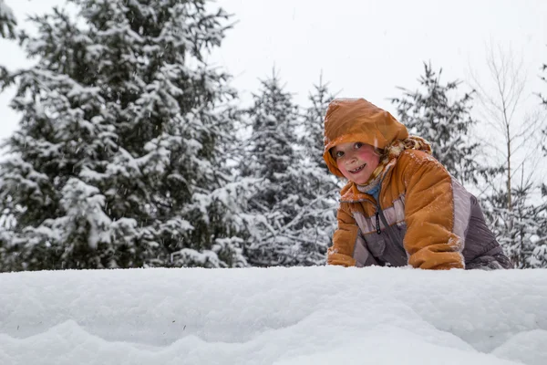 Kleines Mädchen verbringt eine schöne Zeit im verschneiten Wald — Stockfoto