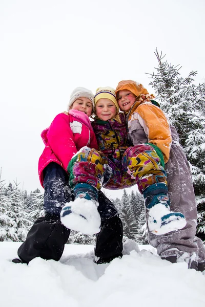 Happy children in snow — Zdjęcie stockowe