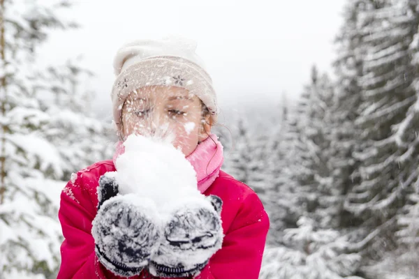 小女孩 spenting 一美好的时光在白雪皑皑的森林中 — 图库照片