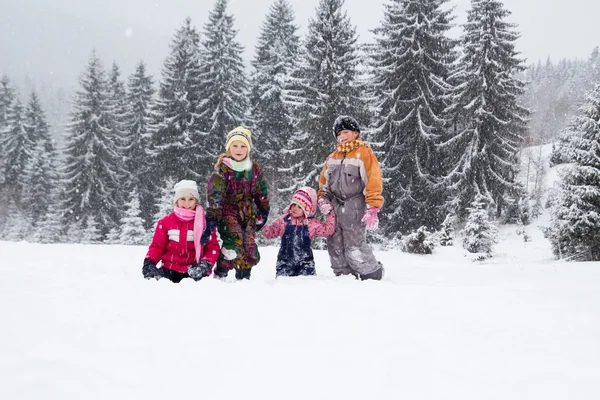 Enfants dans la neige en hiver — Photo