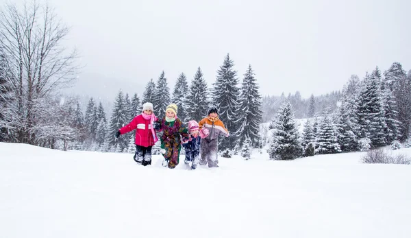 Kinderen in de sneeuw in de winter — Stockfoto