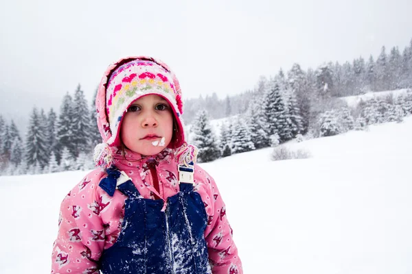 Liten flicka i snö — Stockfoto