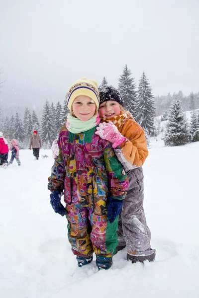 Barn i snön i vinter Stockbild