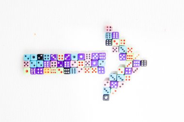 renkli küpler yapılmış ok