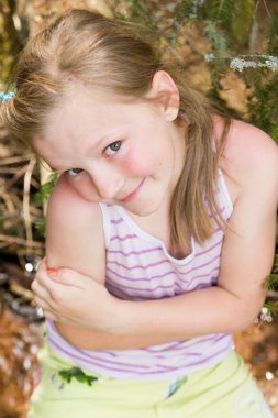 ağaç üzerinde oturan küçük kız