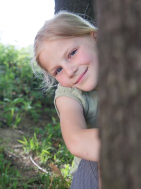 Güzel kız ormanda eğleniyor.