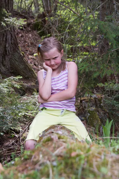 Kleines Mädchen sitzt auf Baum — Stockfoto