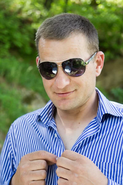 Neformální mladý muž s brýlemi — Stock fotografie