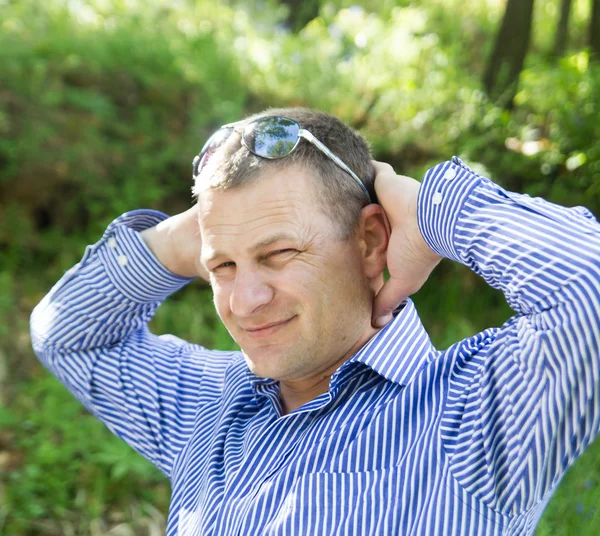 Junger lässiger Mann mit Brille — Stockfoto