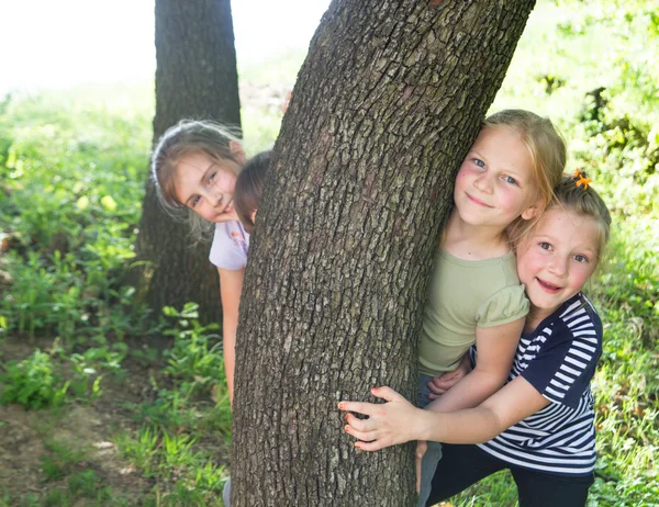 De gelukkige kinderen tijd samen doorbrengen — Stockfoto