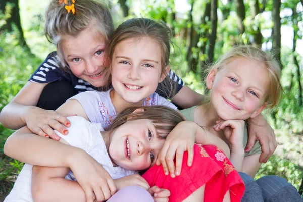 De gelukkige kinderen tijd samen doorbrengen — Stockfoto