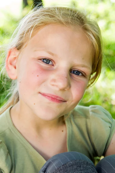 Ładna dziewczyna zabawy w lesie — Zdjęcie stockowe