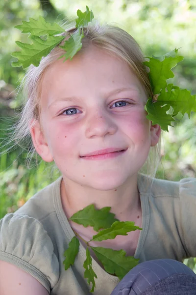 Menina bonita se divertindo na floresta — Fotografia de Stock