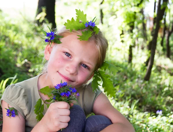 Pretty girl having fun in the forest — Stock Photo, Image