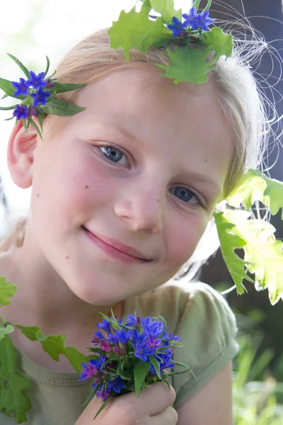 Bella ragazza divertirsi nella foresta — Foto Stock