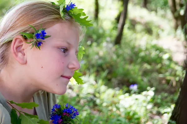 Pretty girl having fun in the forest — Stock Photo, Image