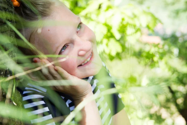 Döşeme küçük bir kız bir yapraklar — Stok fotoğraf