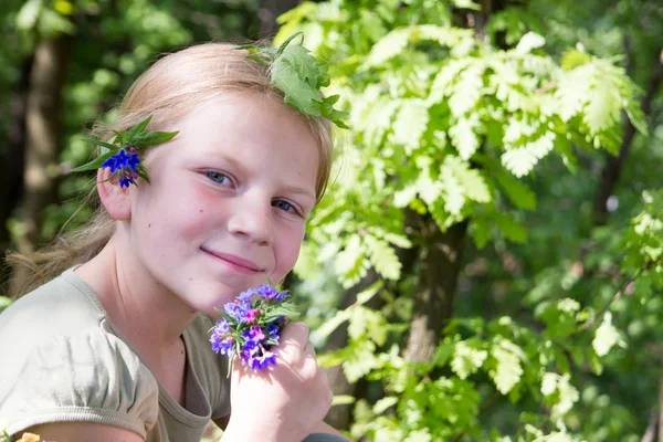 Kleines Mädchen auf einem Blatt liegend — Stockfoto