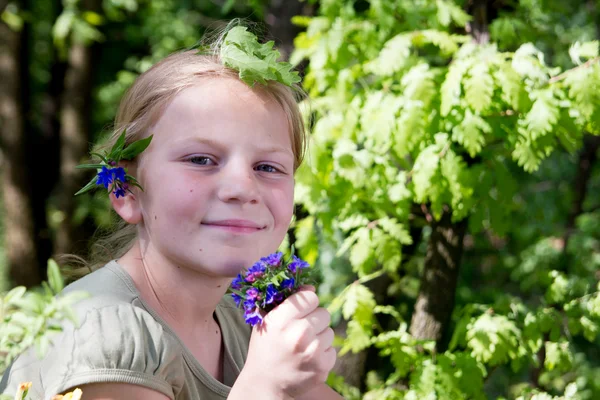 Klein meisje opleggen een bladeren — Stockfoto