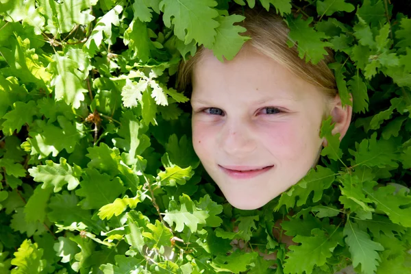 Döşeme küçük bir kız bir yapraklar — Stok fotoğraf