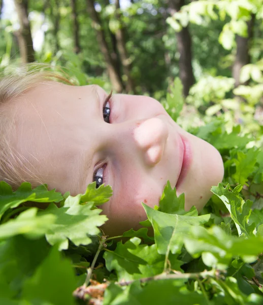 Holčička na listovým — Stock fotografie